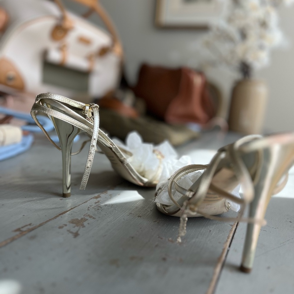 GUESS 4” Stiletto heels. Gold w/Butterfly Red Crystals & Ankle Charm. Elegant.